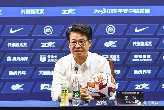掀开岳裙子从后面挺进去0